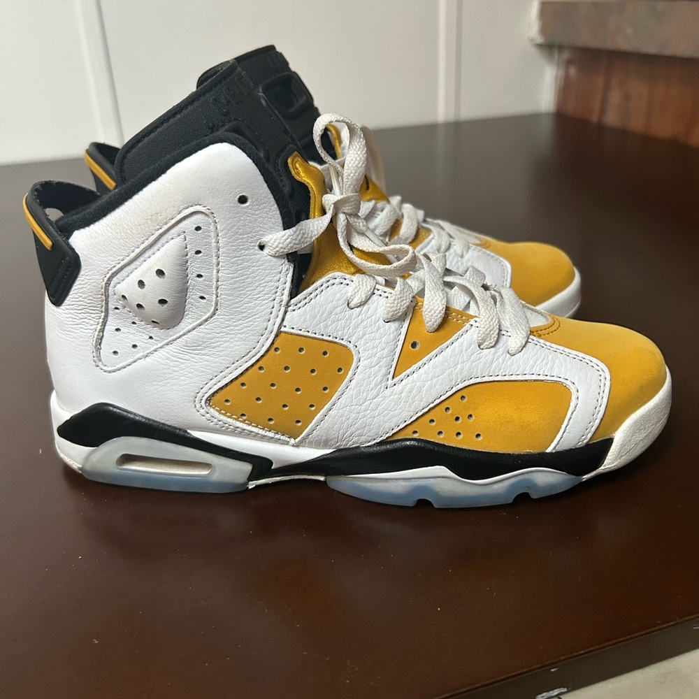 Jordan White and Yellow Sneakers Air Jordan 6
